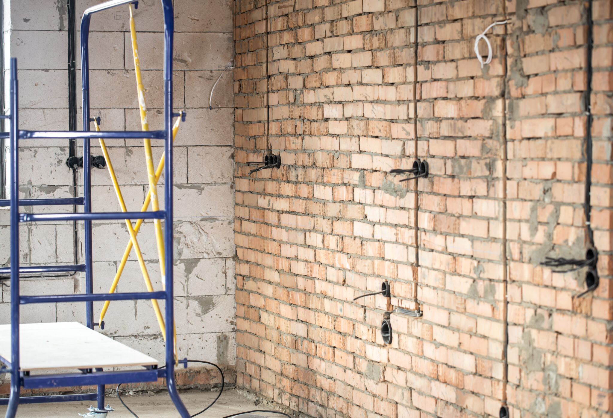 Démolition d'un mur porteur en intérieur, ouverture et reprise de charge